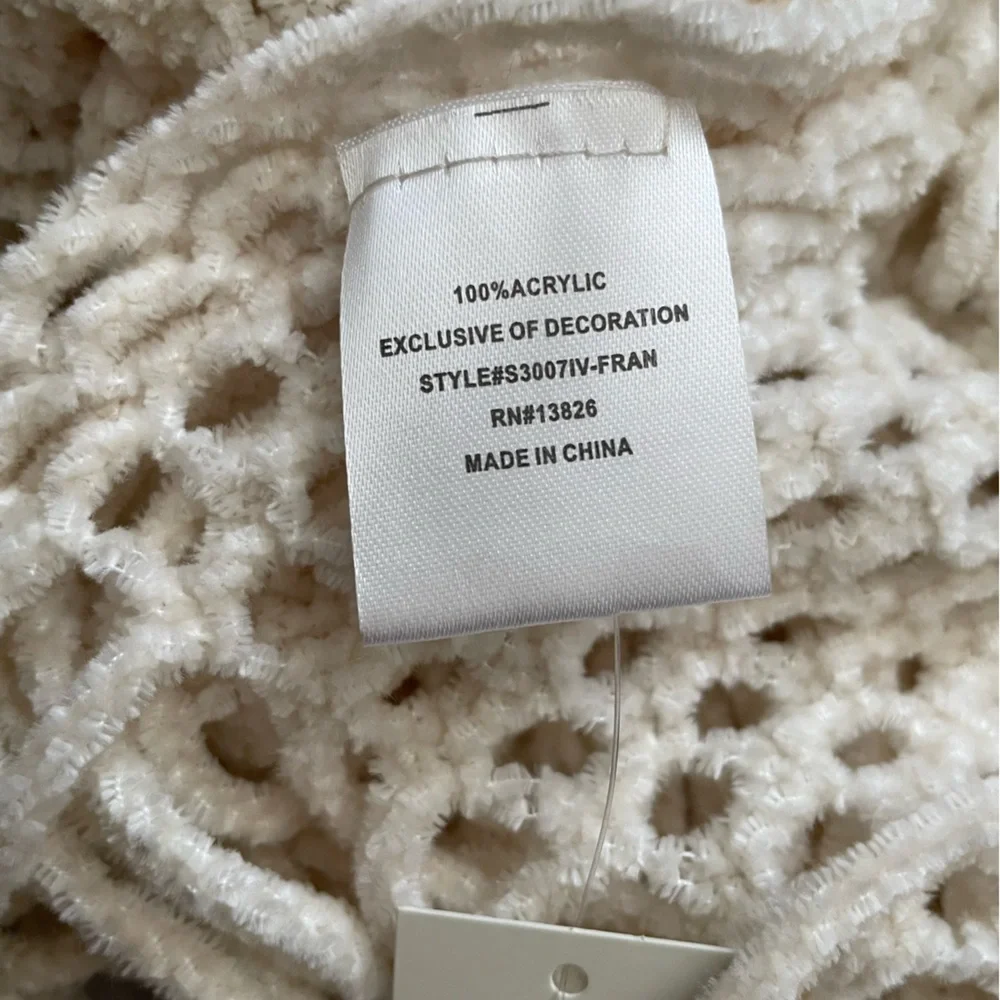 NWT Francesca’s Ivory Super Soft Crochet Fringe Scarf